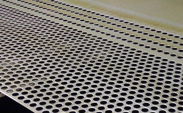 鋼闆沖孔(kǒng)網在沖孔的時(shí)候要注意的問(wèn)題