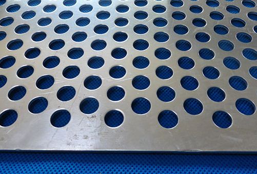 防止不(bu)鏽鋼沖(chòng)孔網制(zhì)品拉伸(shēn)開裂的(de)方法